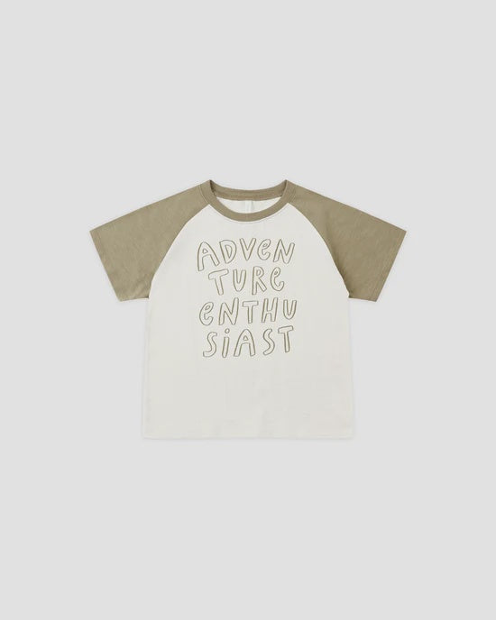 RYLEE + CRU - RAGLAN TEE ADVENTURE ENTHUSIAST OLIVE