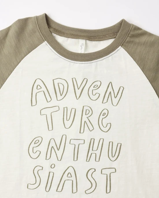 RYLEE + CRU - RAGLAN TEE ADVENTURE ENTHUSIAST OLIVE