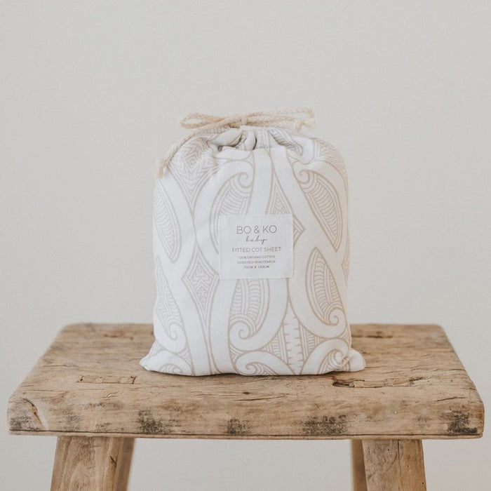BO & KO FITTED COT SHEET TE PᾹTIKI MOCHA