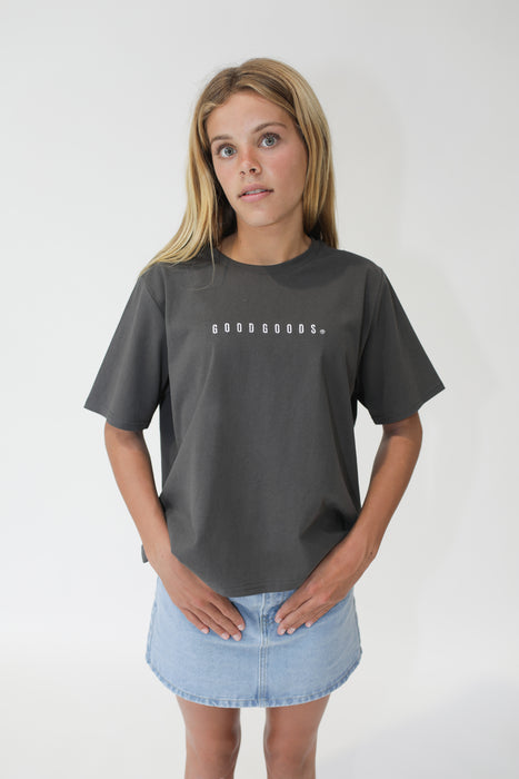 GOOD GOODS - FIA TEE CHARCOAL