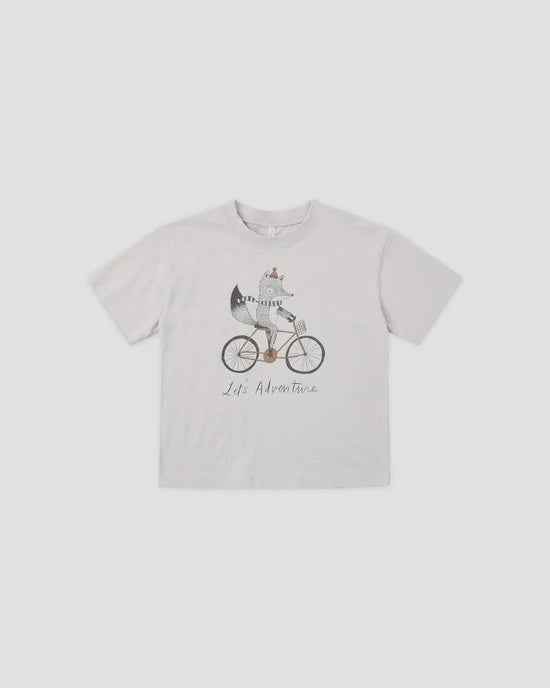 RYLEE + CRU - RELAXED TEE LET'S ADVENTURE FOG
